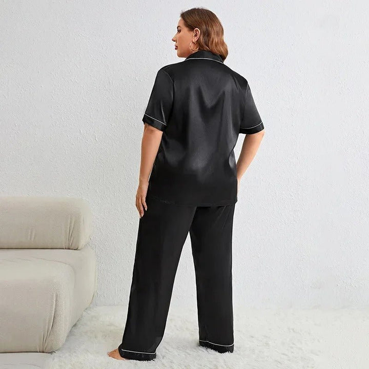 Femme portant Pyjama Adèle - Ensemble de Nuit en Satin de Soie Grande Taille