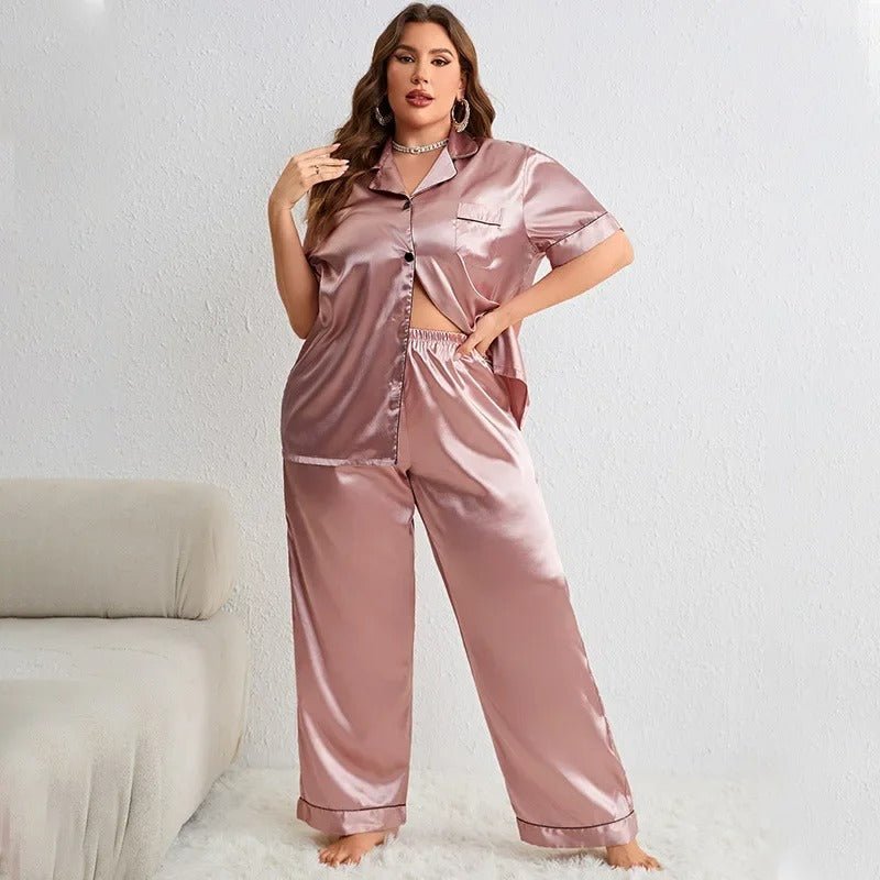 Femme portant Pyjama Adèle - Ensemble de Nuit en Satin de Soie Grande Taille