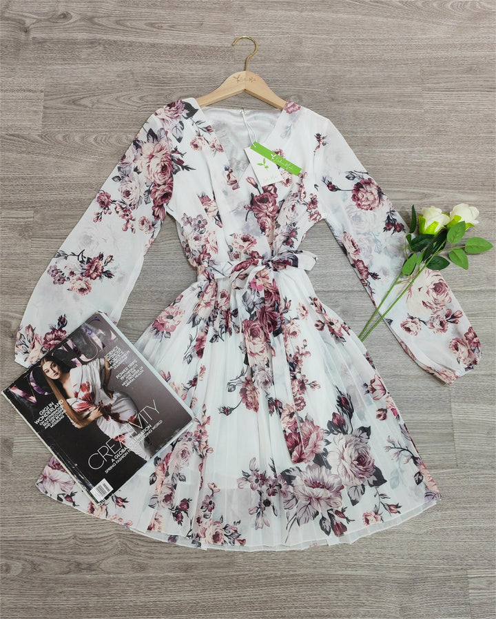 Femme portant Robes Althelia | Robe Pour Femmes À Imprimé Floral | Blanc