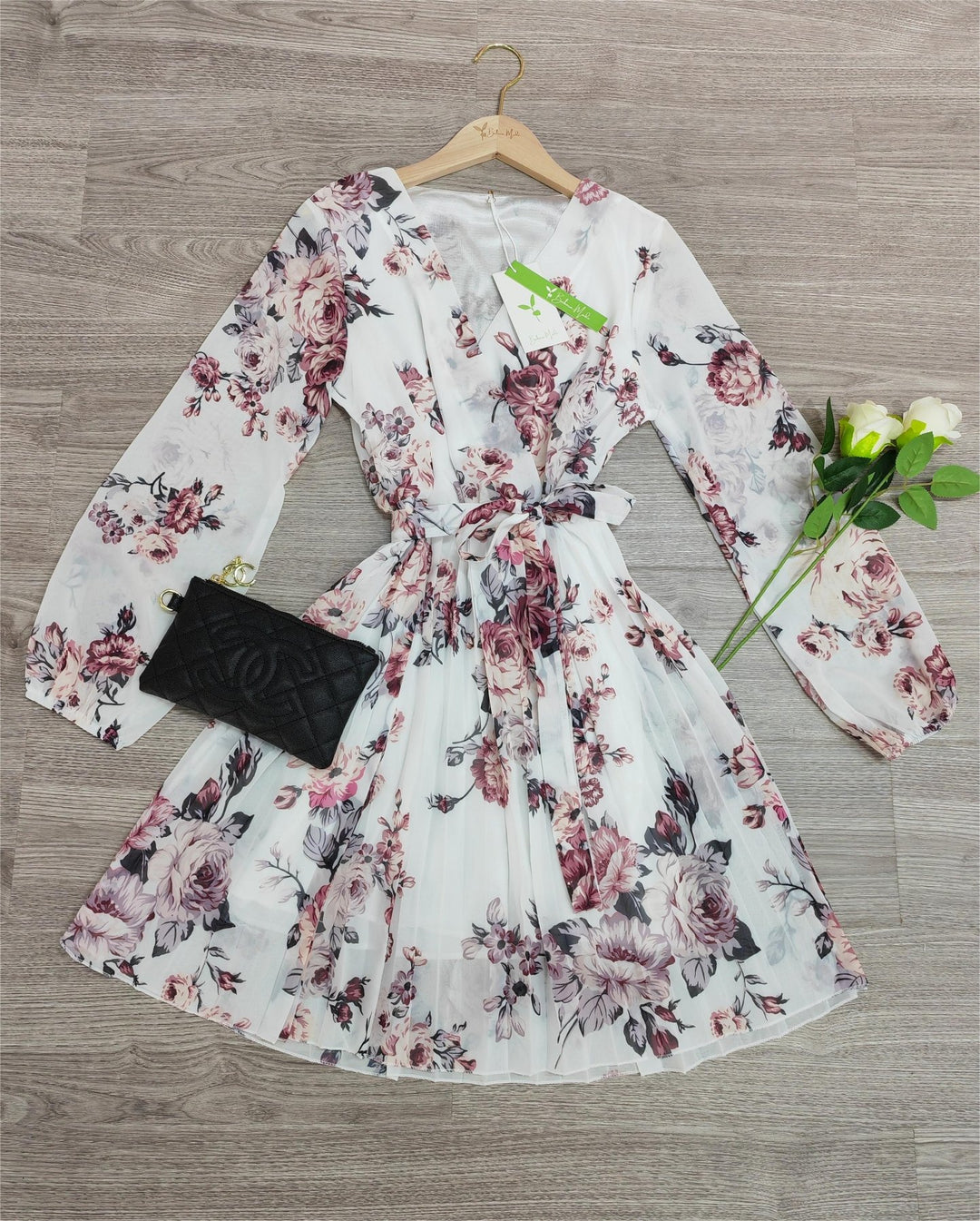 Femme portant Robes Althelia | Robe Pour Femmes À Imprimé Floral | Blanc