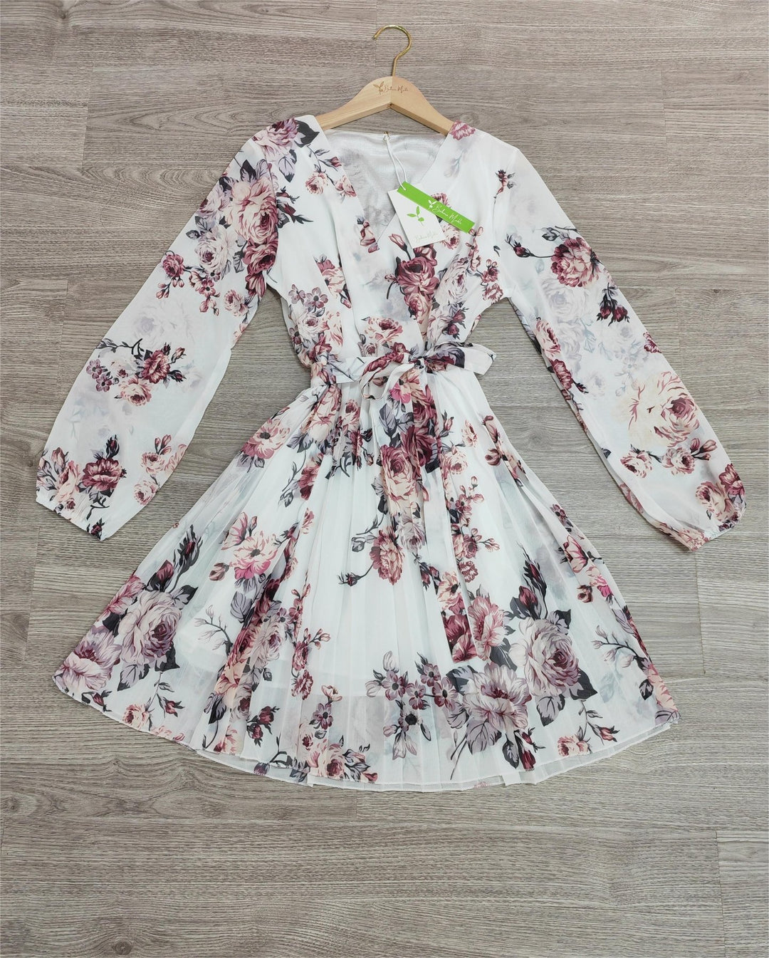 Femme portant Robes Althelia | Robe Pour Femmes À Imprimé Floral | Blanc