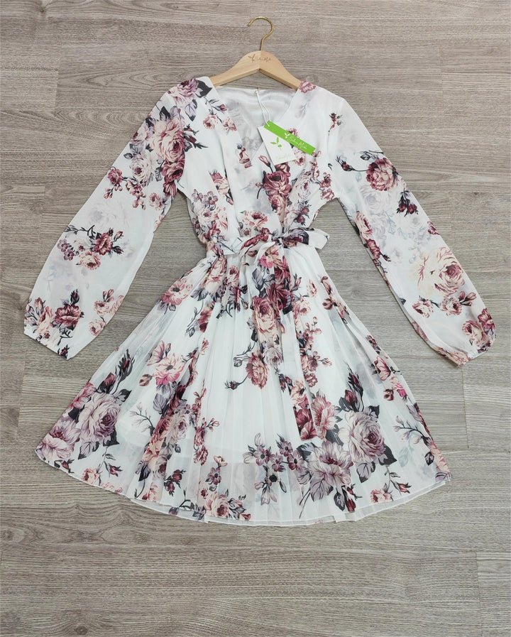 Femme portant Robes Althelia | Robe Pour Femmes À Imprimé Floral | Blanc