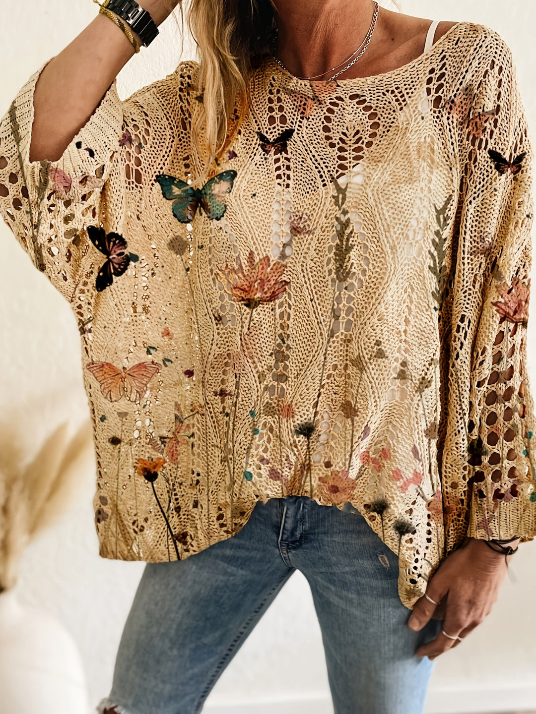 Femme portant Blouse Alyssara | Haut papillon épaules ajourées
