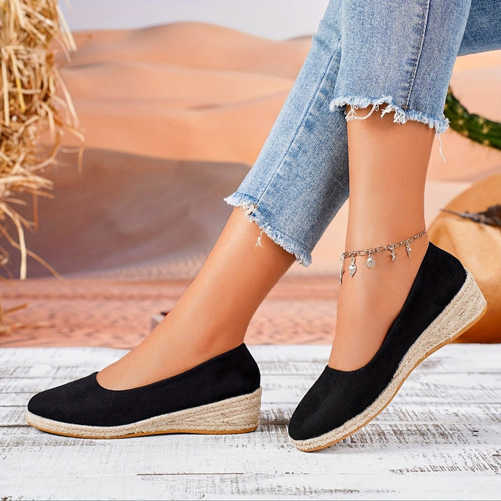 Femme portant Chaussures Amarinda | Chaussures Compensées Élégantes Pour Femmes