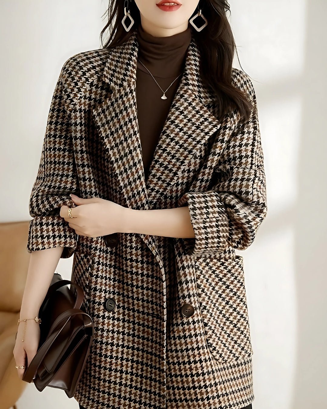 Femme portant Veste Anwen | Manteau à Carreaux Chic