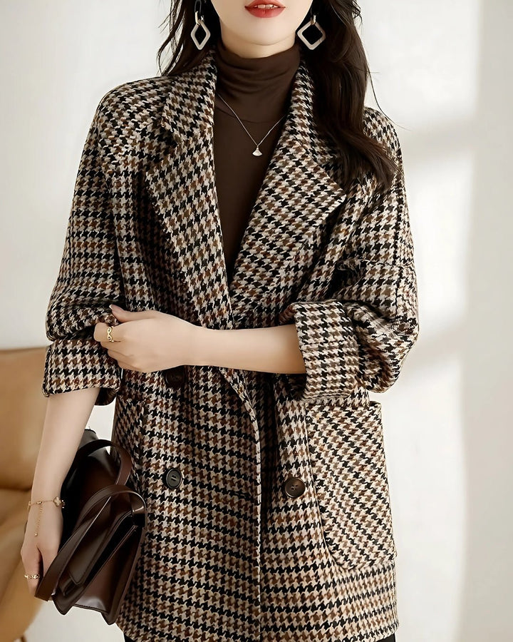 Femme portant Veste Anwen | Manteau à Carreaux Chic