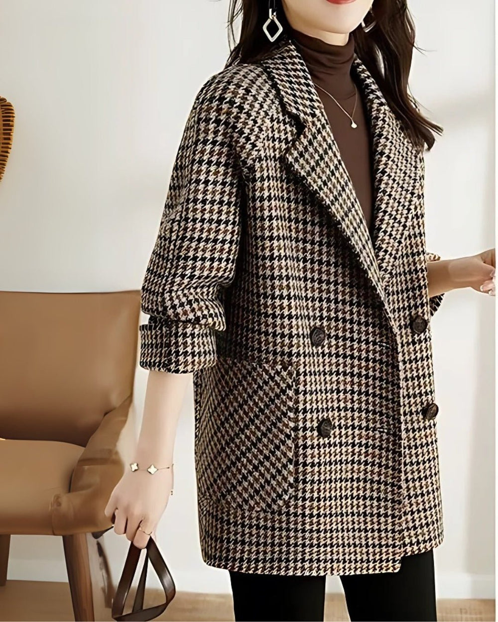 Femme portant Veste Anwen | Manteau à Carreaux Chic