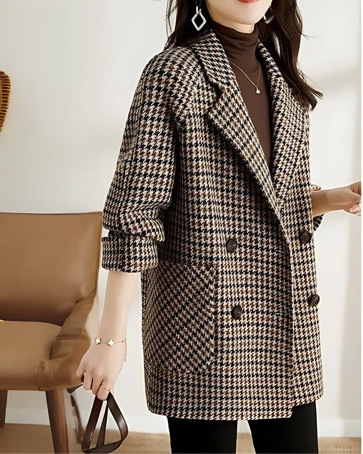 Femme portant Veste Anwen | Manteau à Carreaux Chic
