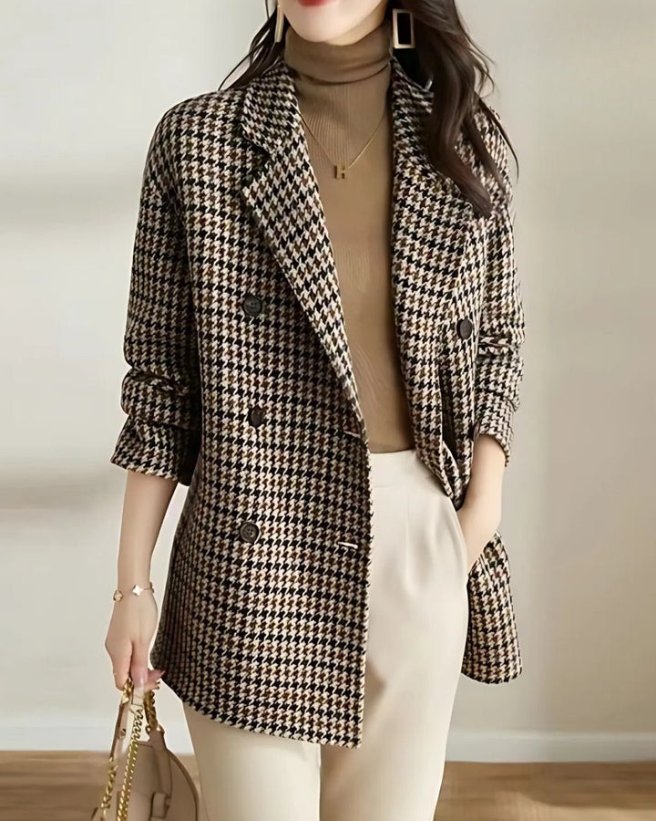 Femme portant Veste Anwen | Manteau à Carreaux Chic