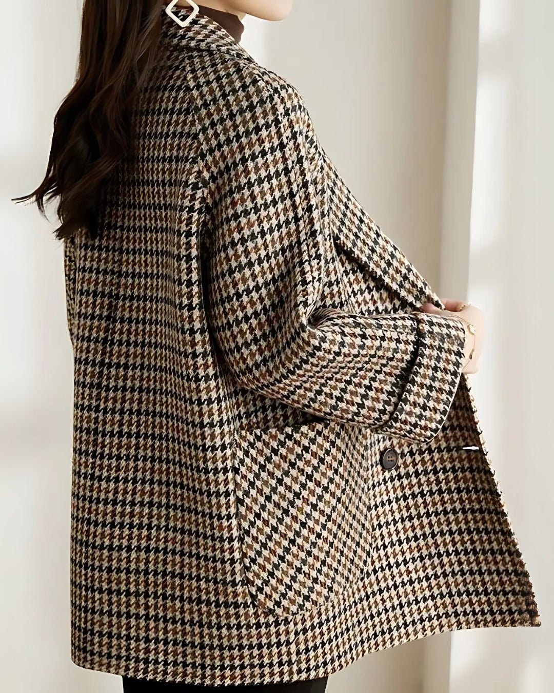 Femme portant Veste Anwen | Manteau à Carreaux Chic