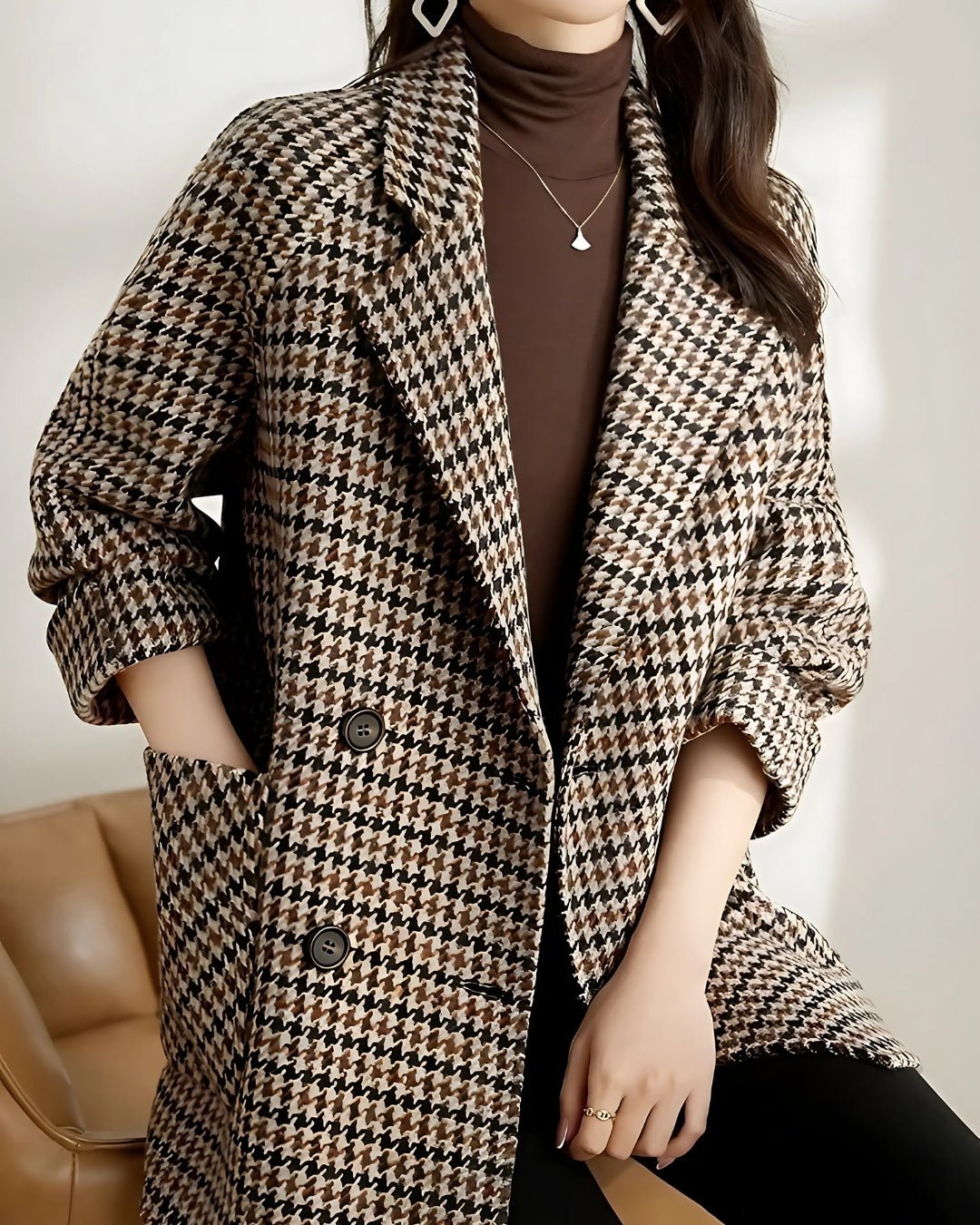 Femme portant Veste Anwen | Manteau à Carreaux Chic
