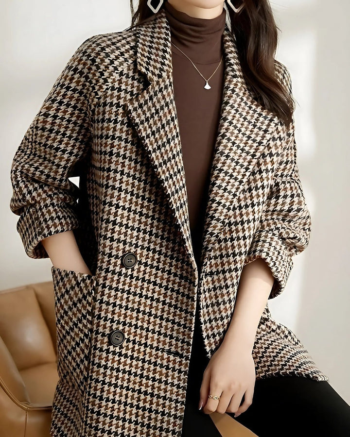 Femme portant Veste Anwen | Manteau à Carreaux Chic
