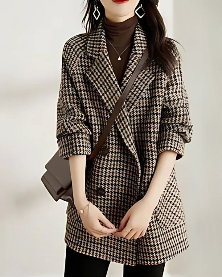 Femme portant Veste Anwen | Manteau à Carreaux Chic