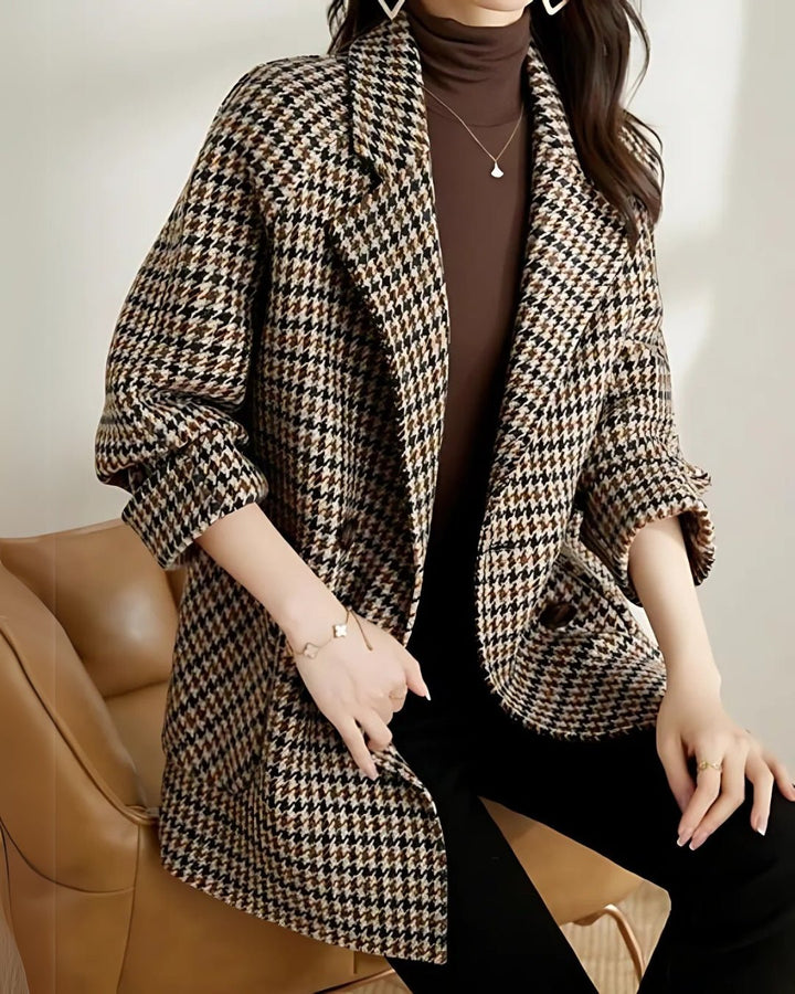 Femme portant Veste Anwen | Manteau à Carreaux Chic