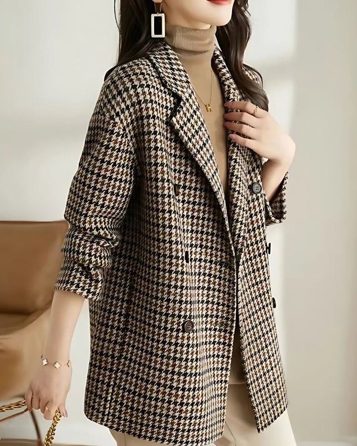 Femme portant Veste Anwen | Manteau à Carreaux Chic