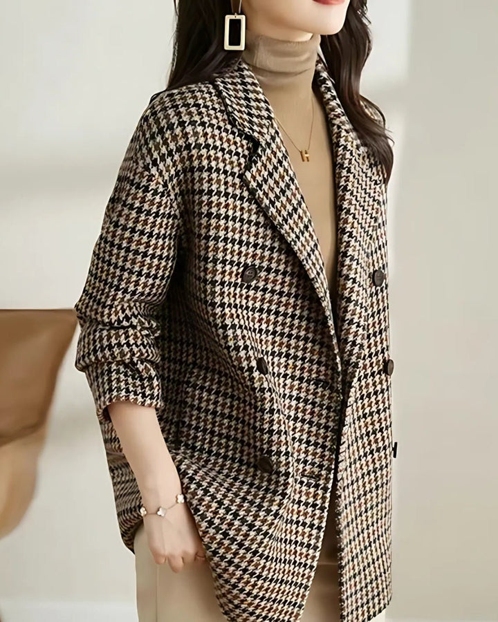 Femme portant Veste Anwen | Manteau à Carreaux Chic