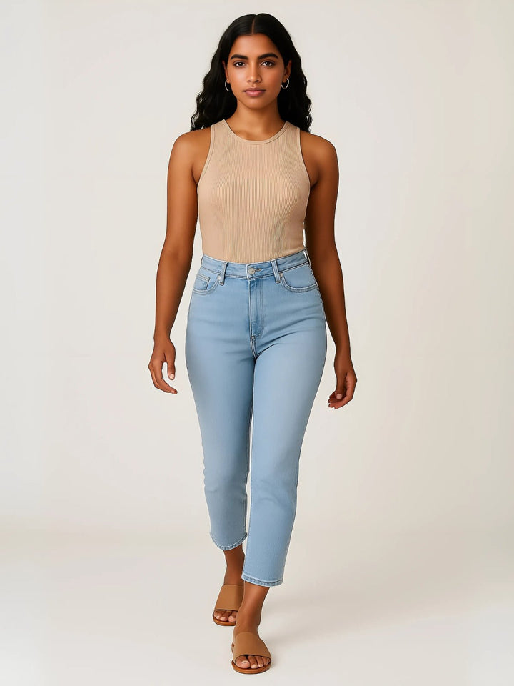 Femme portant Bermuda Arveina | Pantalon Capri stretch taille sculptante