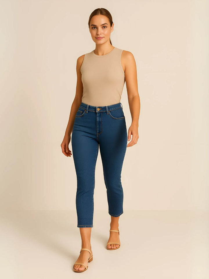 Femme portant Bermuda Arveina | Pantalon Capri stretch taille sculptante