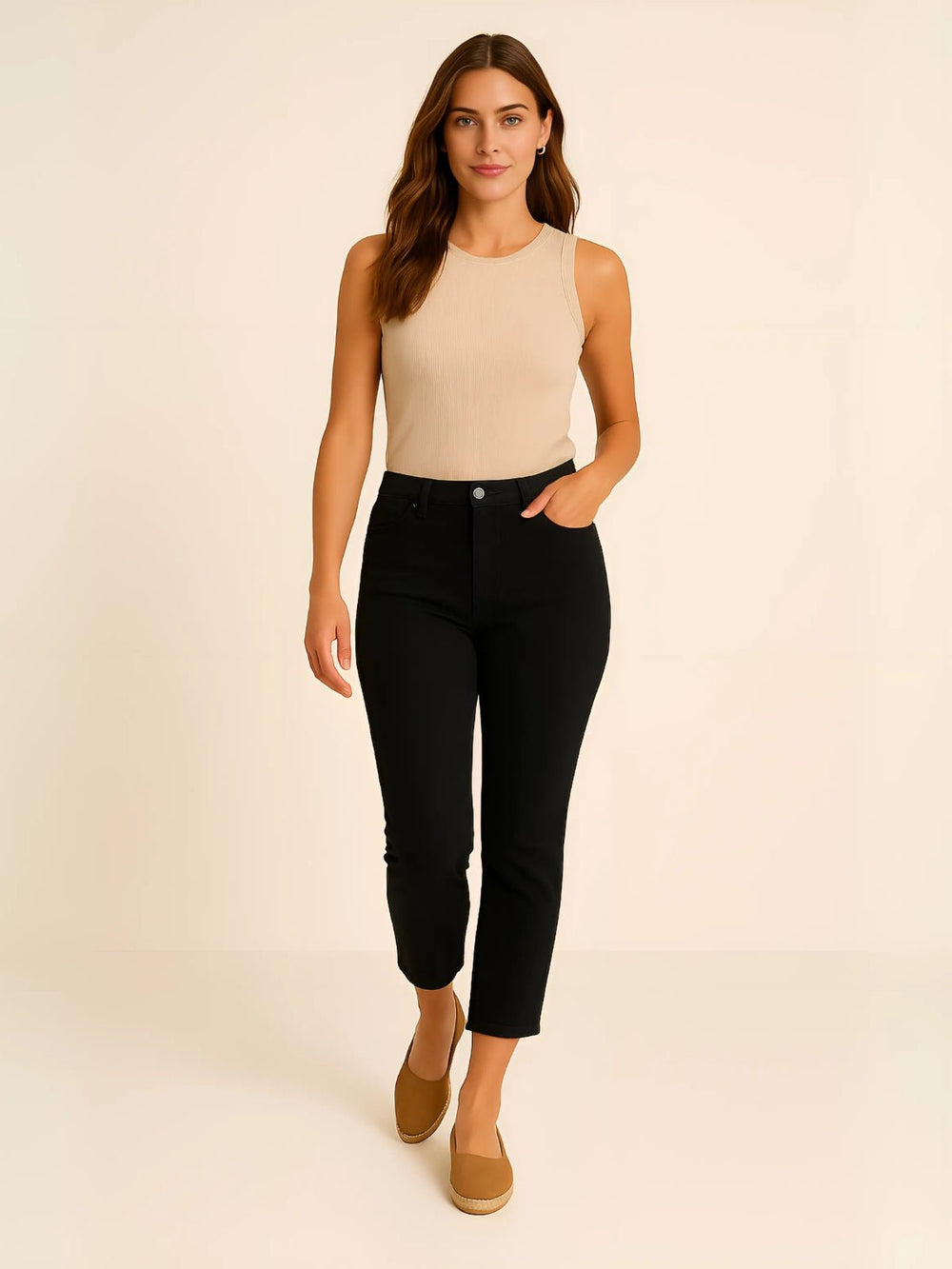 Femme portant Bermuda Arveina | Pantalon Capri stretch taille sculptante