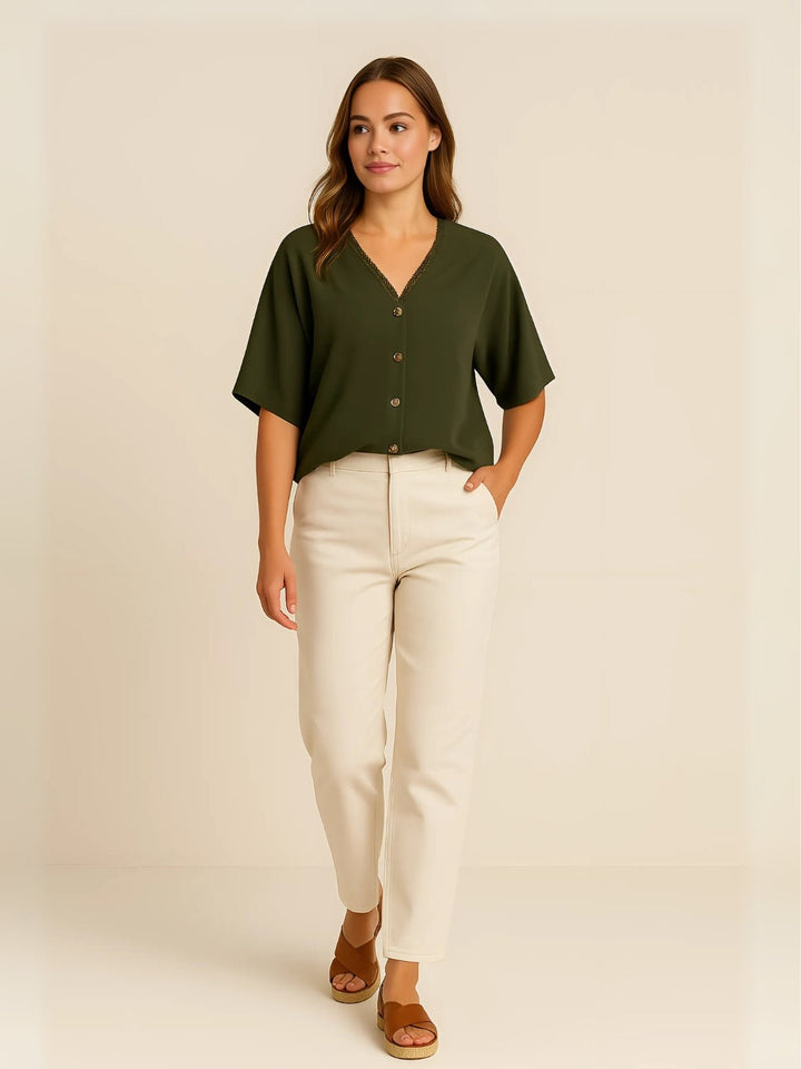 Femme portant Blouse Aunéria | Blouse fluide à col V boutonné
