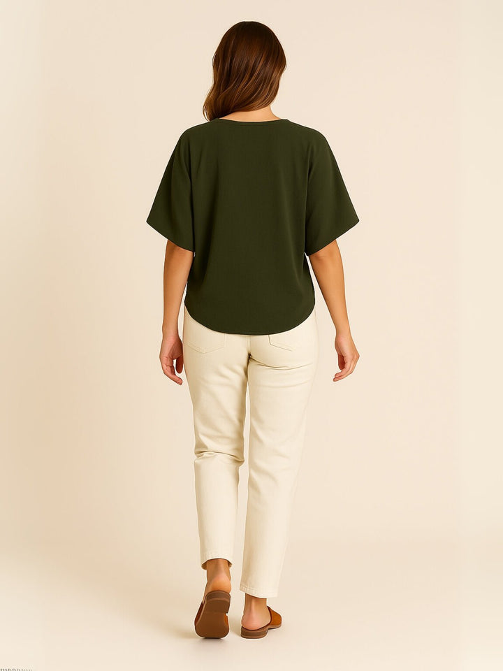 Femme portant Blouse Aunéria | Blouse fluide à col V boutonné