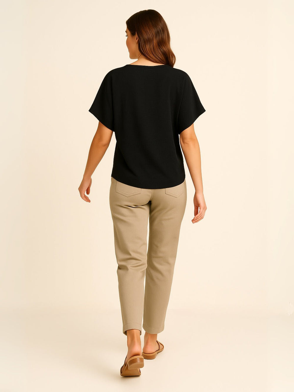 Femme portant Blouse Aunéria | Blouse fluide à col V boutonné