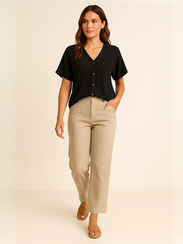 Femme portant Blouse Aunéria | Blouse fluide à col V boutonné
