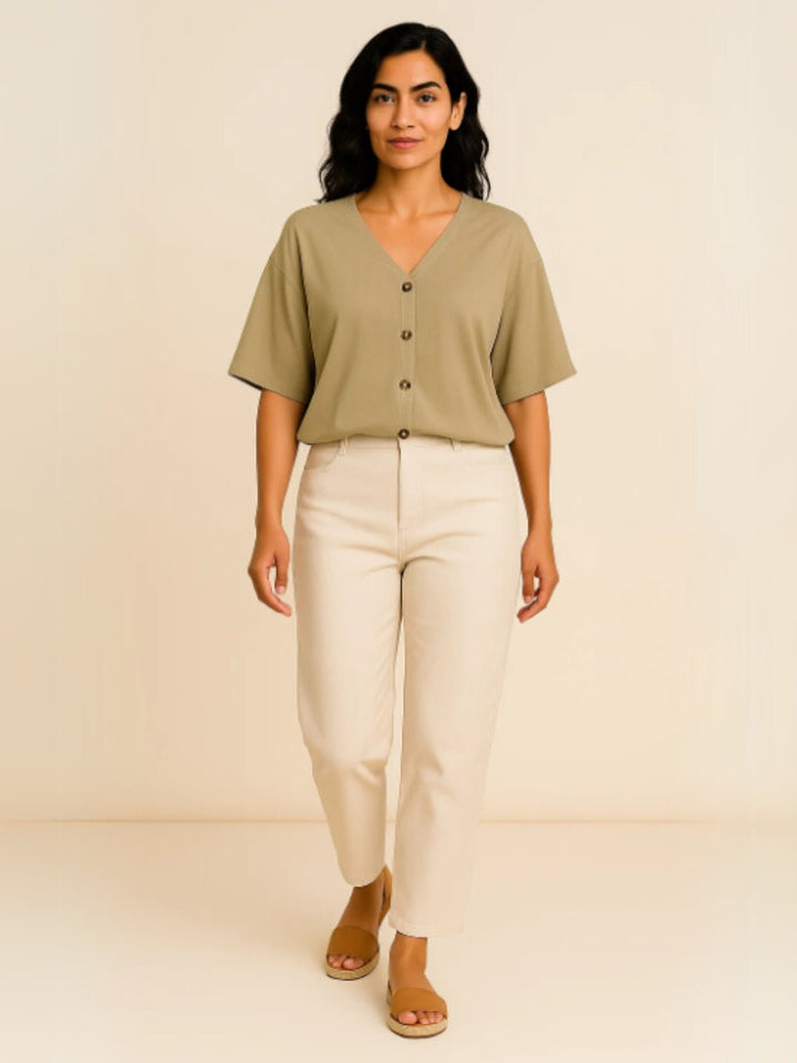 Femme portant Blouse Aunéria | Blouse fluide à col V boutonné