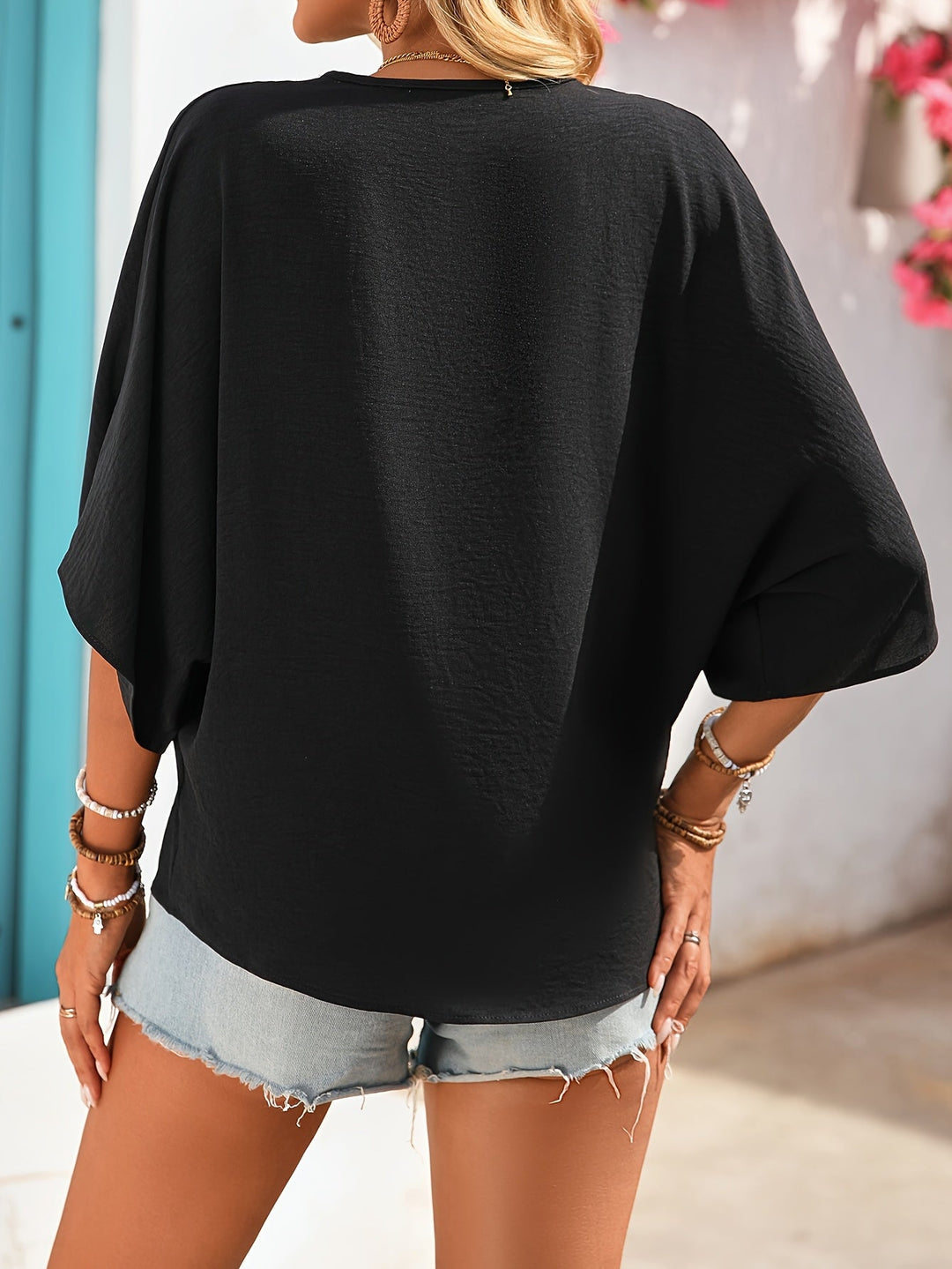 Femme portant Blouse Aunéria | Blouse fluide à col V boutonné