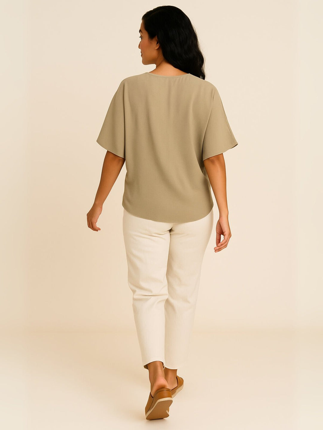 Femme portant Blouse Aunéria | Blouse fluide à col V boutonné