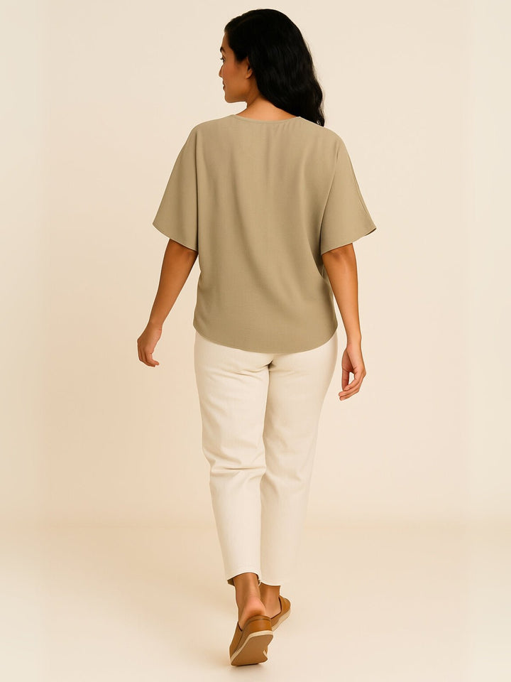 Femme portant Blouse Aunéria | Blouse fluide à col V boutonné