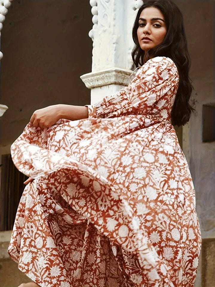 Femme portant Robes Aurelina | Maxi - robe fluide et élégante pour femme