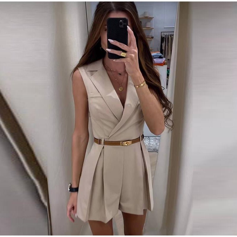 Femme portant Combinaison Cassiopée | Combinaison Élégante Sans Manches