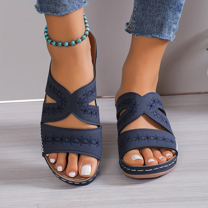 Femme portant Sandales Celestine | Sandales ultra confort pour femmes élégantes