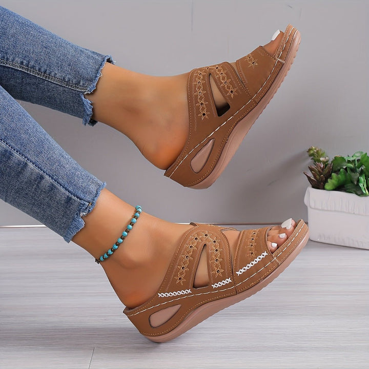 Femme portant Sandales Celestine | Sandales ultra confort pour femmes élégantes