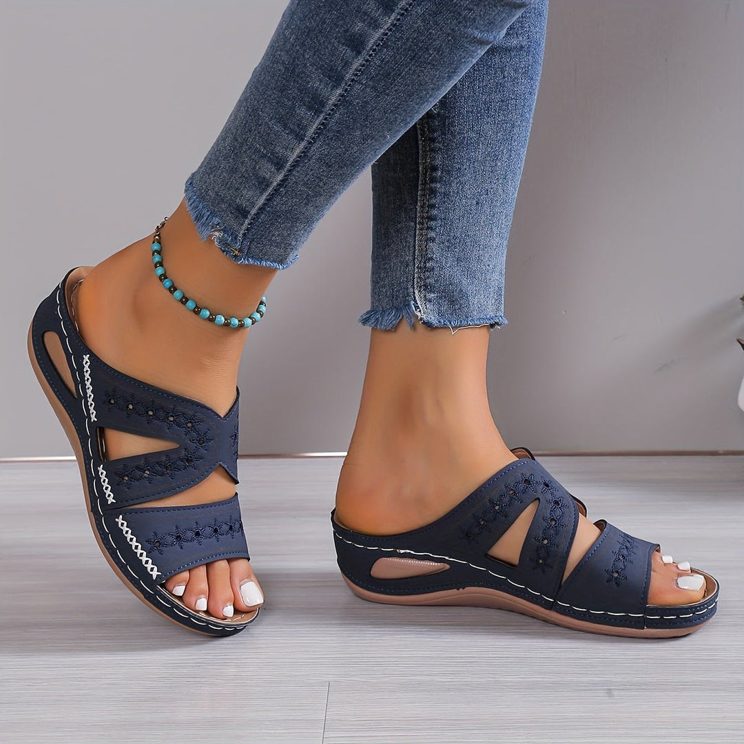 Femme portant Sandales Celestine | Sandales ultra confort pour femmes élégantes