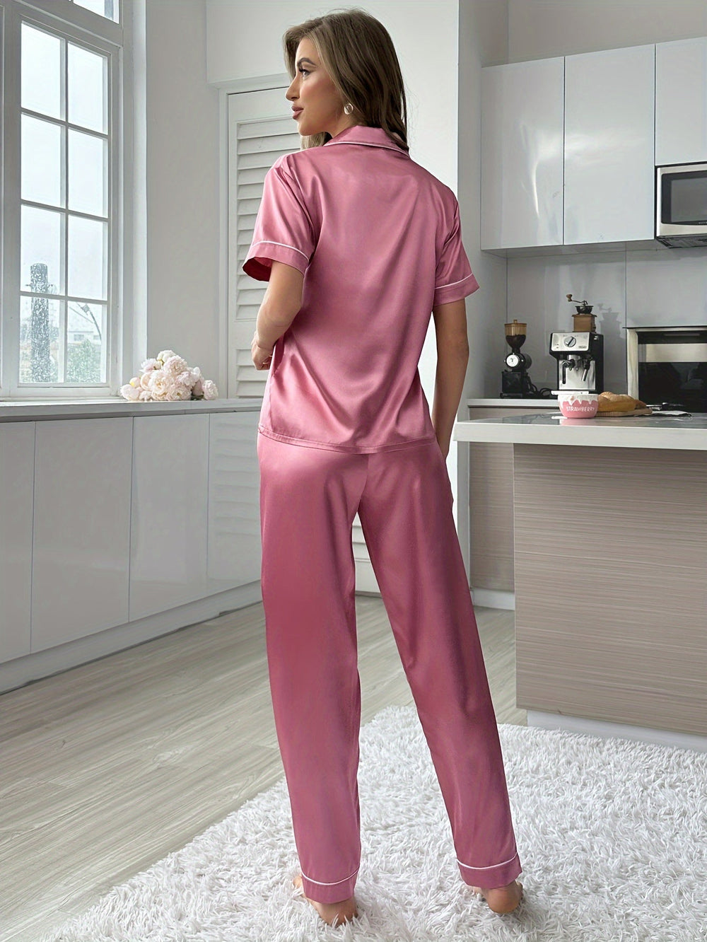 Femme portant Pyjama Clara - Pyjama de Salon Satiné Confortable et Sensuel