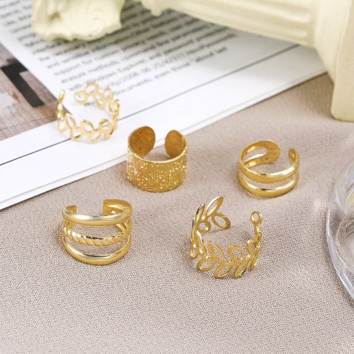 Femme portant Set d'oreilles Cléopatra | Set de Clips d'Oreille Ajourés