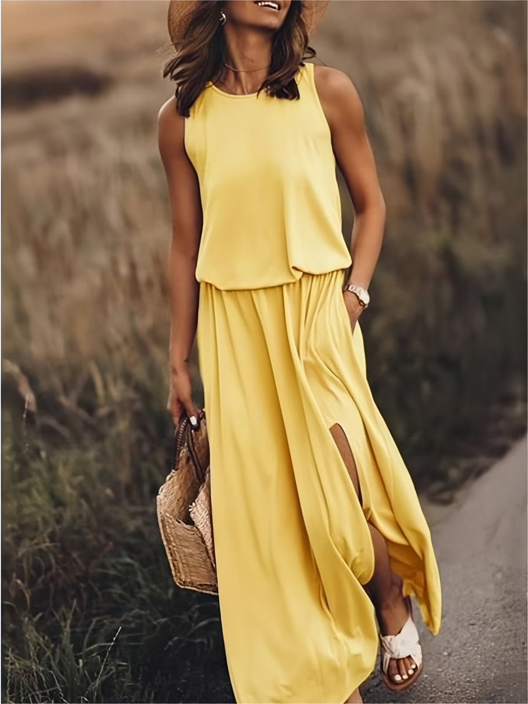 Femme portant Robe Longue Delphina | Robe Longue Minimaliste