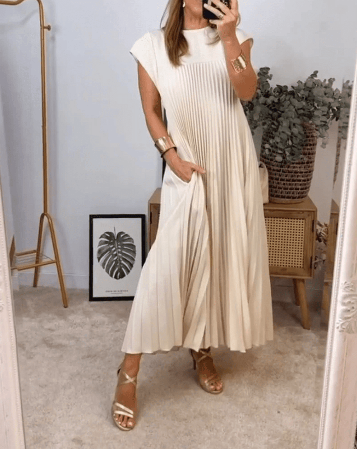 Femme portant Robe Longue Delysia | Robe Plissée Élégante