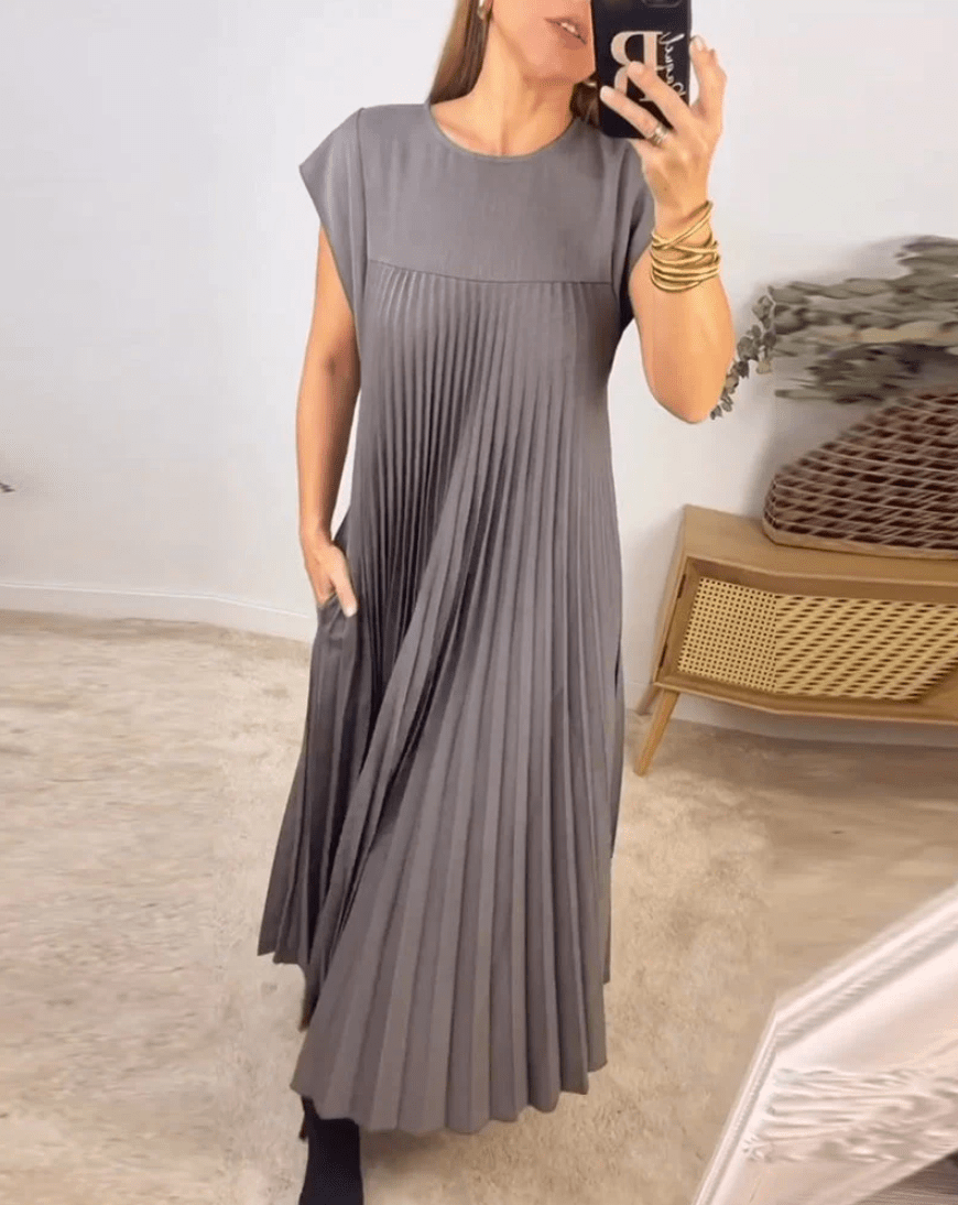 Femme portant Robe Longue Delysia | Robe Plissée Élégante