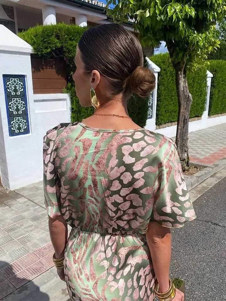 Femme portant Robes Elena | Robe Élégante Décolleté En V | Vert