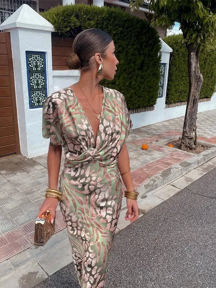 Femme portant Robes Elena | Robe Élégante Décolleté En V | Vert