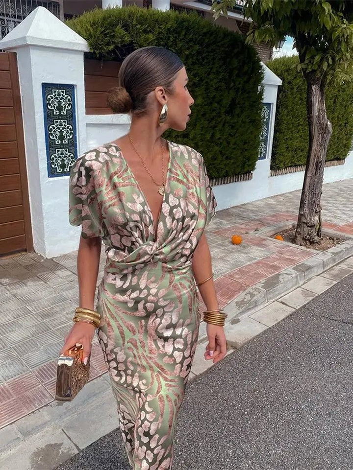 Femme portant Robes Elena | Robe Élégante Décolleté En V | Vert