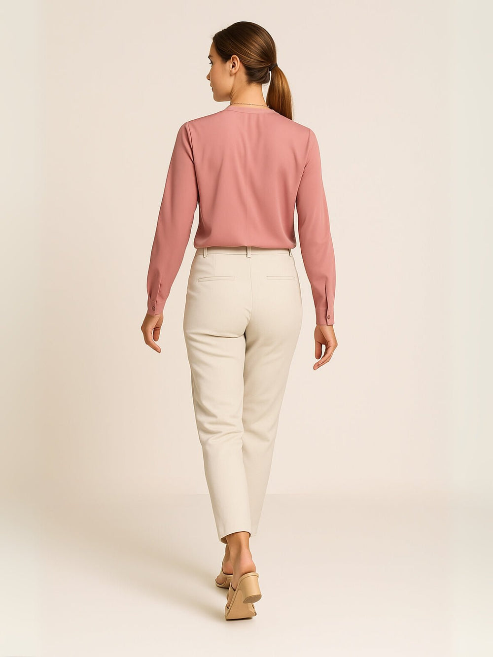 Femme portant Chemisier Elphina | Chemisier col V uni fluide