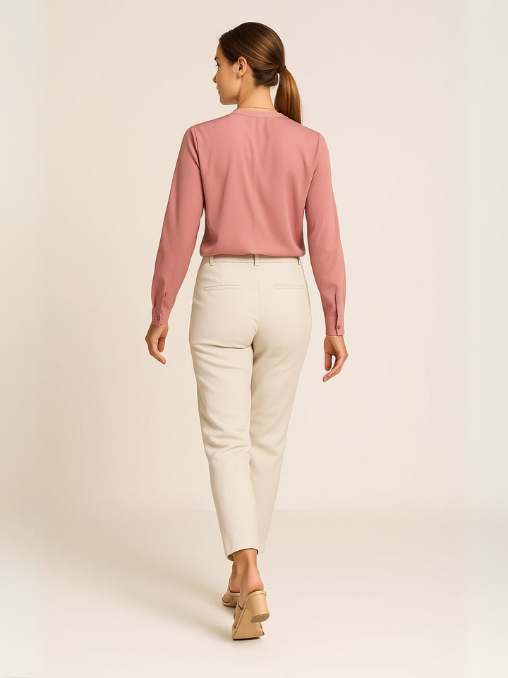 Femme portant Chemisier Elphina | Chemisier col V uni fluide
