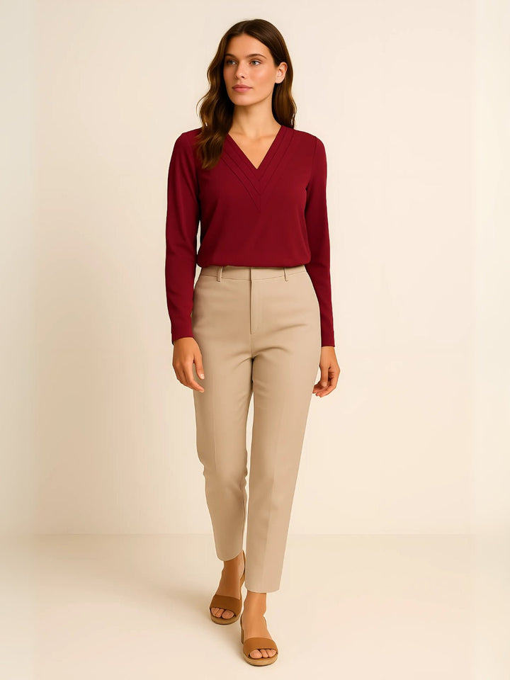 Femme portant Chemisier Elphina | Chemisier col V uni fluide