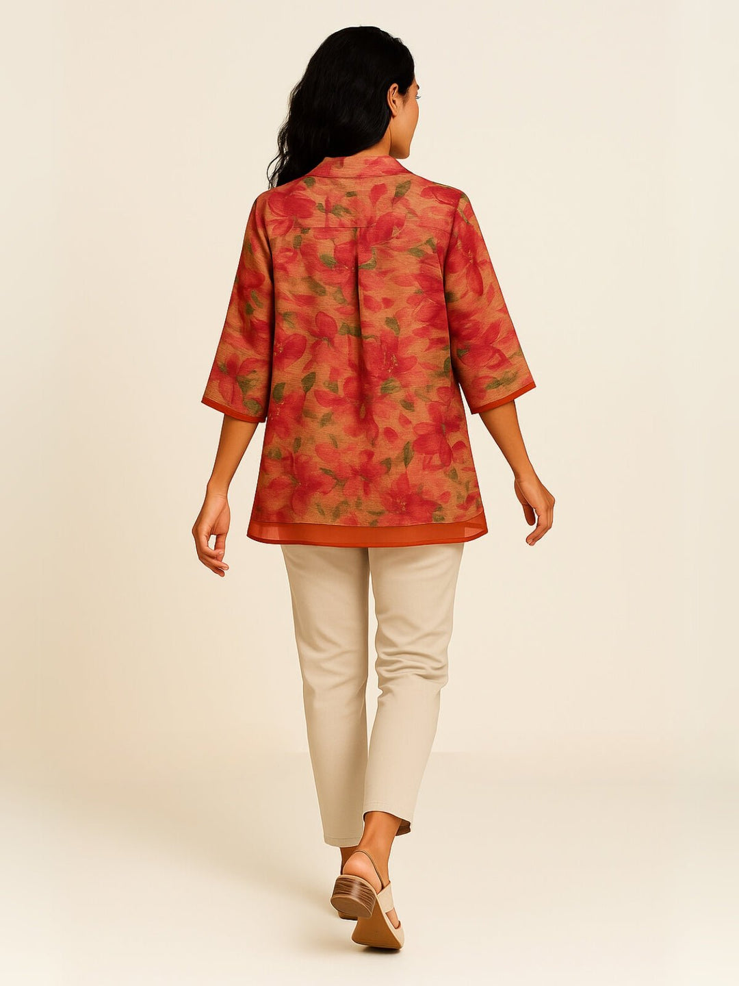 Femme portant Blouse Elphiria | Chemisier fleuri à col montant fluide