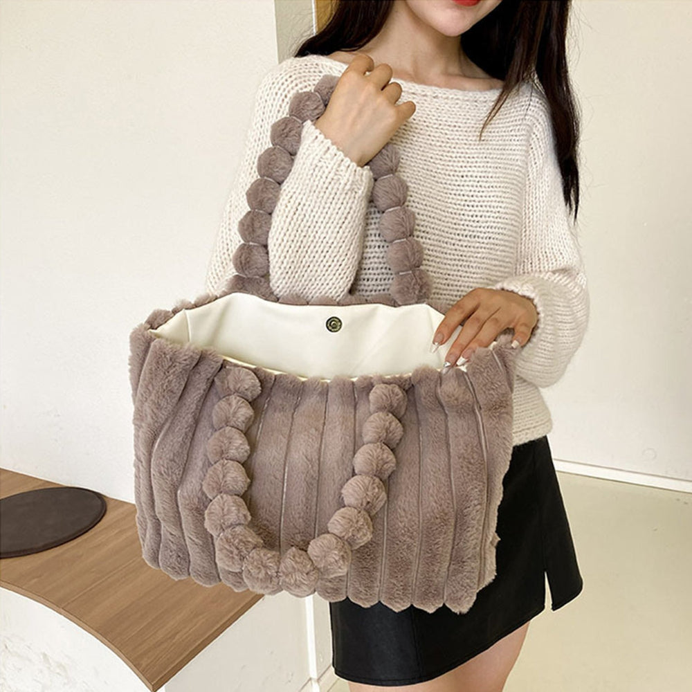 Femme portant Sac Elsa | Sac Fourre - Tout Douillet Pour Femme