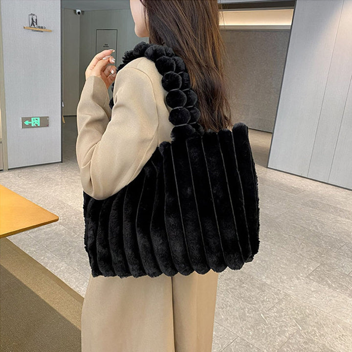 Femme portant Sac Elsa | Sac Fourre - Tout Douillet Pour Femme